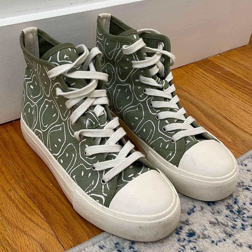 American Eagle Outfitters Green Smiley Hightop Sneakers. Women’s size 8.